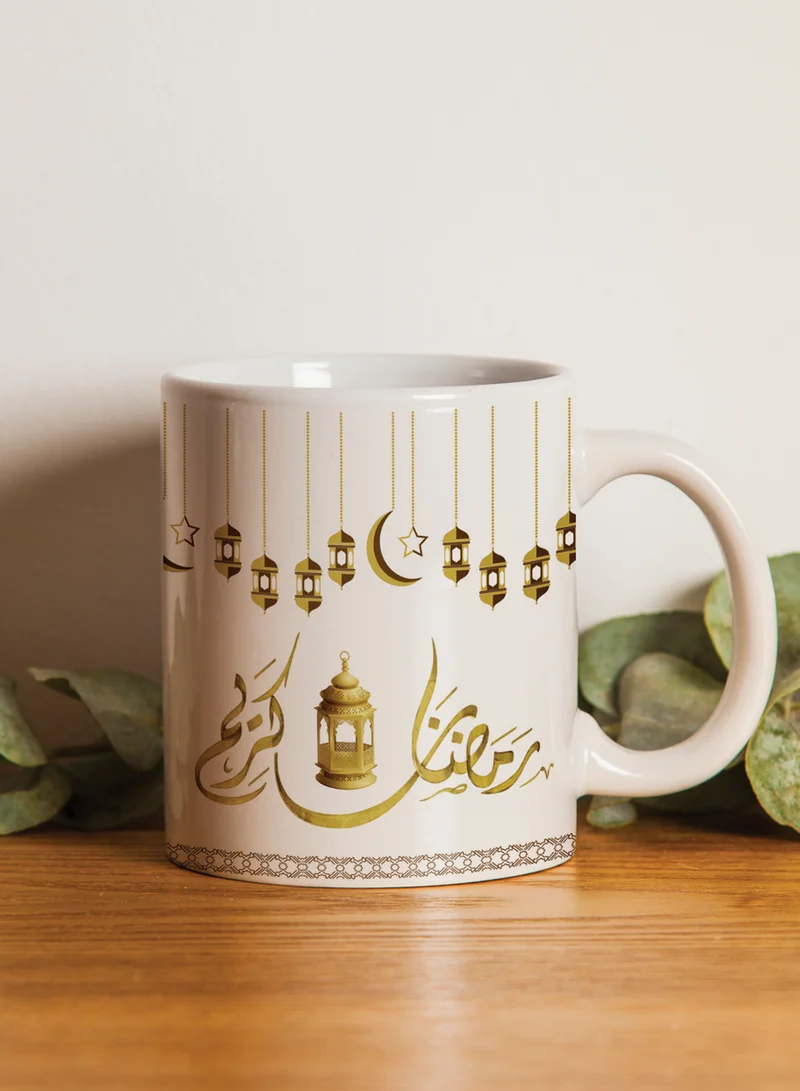 لوحة كوب ١١ أونصة من السيراميك بتصميم رمضان كريم مع فوانيس وهلال