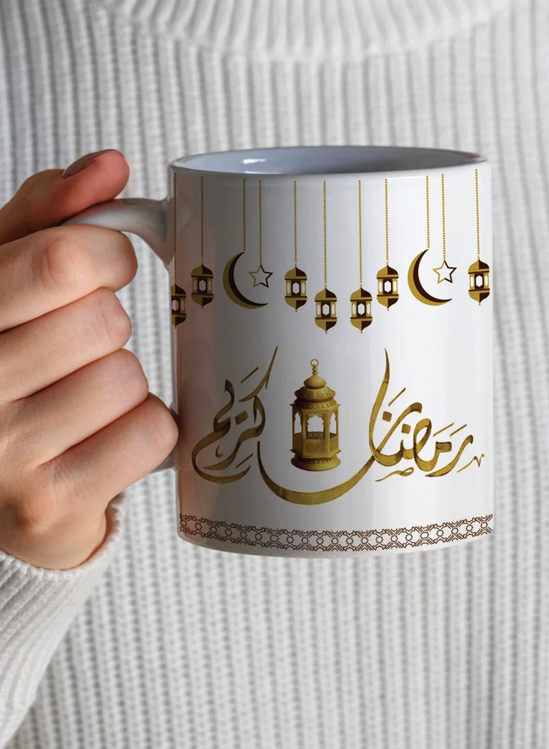لوحة كوب ١١ أونصة من السيراميك بتصميم رمضان كريم مع فوانيس وهلال