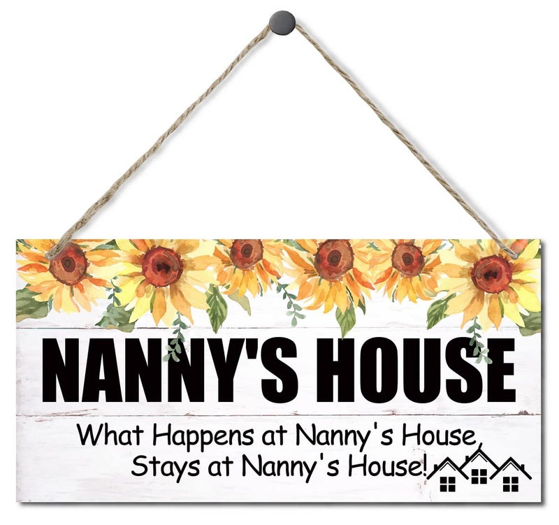 EDCTO عتيقة النمط علامات Nanny's House ما يحدث في منزل مربية في منزل ناني معلق الخشب علامة المنزل ديكور المطبوعة على جدار الجدار الهدية لجدة 12x6 في - Image 1