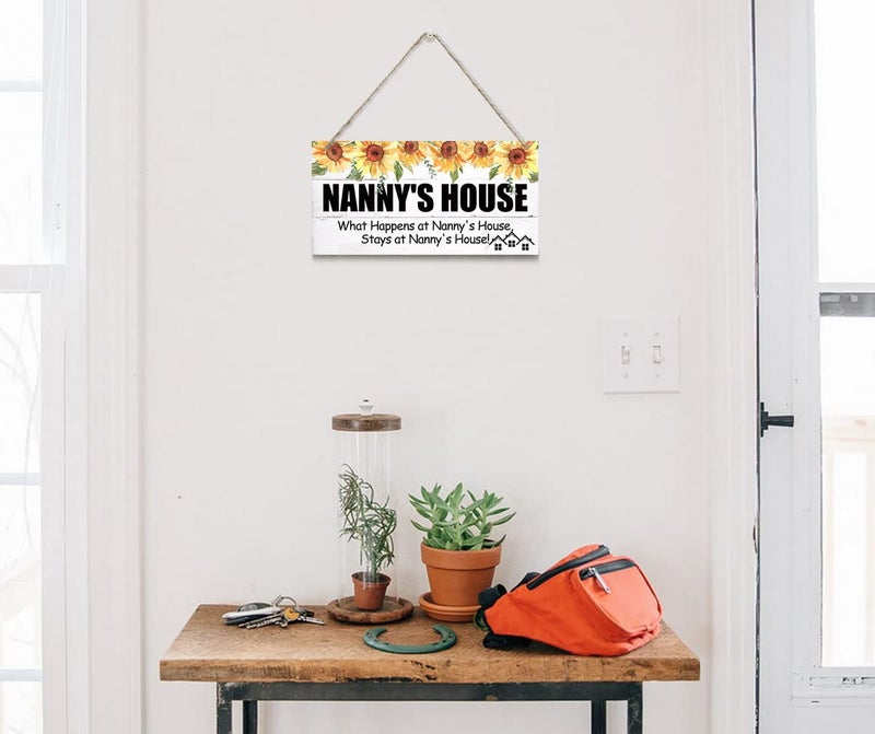 EDCTO عتيقة النمط علامات Nanny's House ما يحدث في منزل مربية في منزل ناني معلق الخشب علامة المنزل ديكور المطبوعة على جدار الجدار الهدية لجدة 12x6 في - Image 2