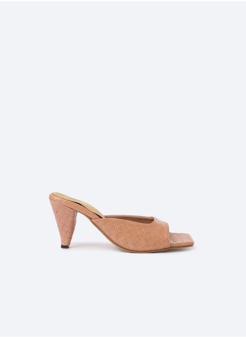 Square-Toed Slipper Heels In Verne Texture Leather With 7cm Middle Heel.