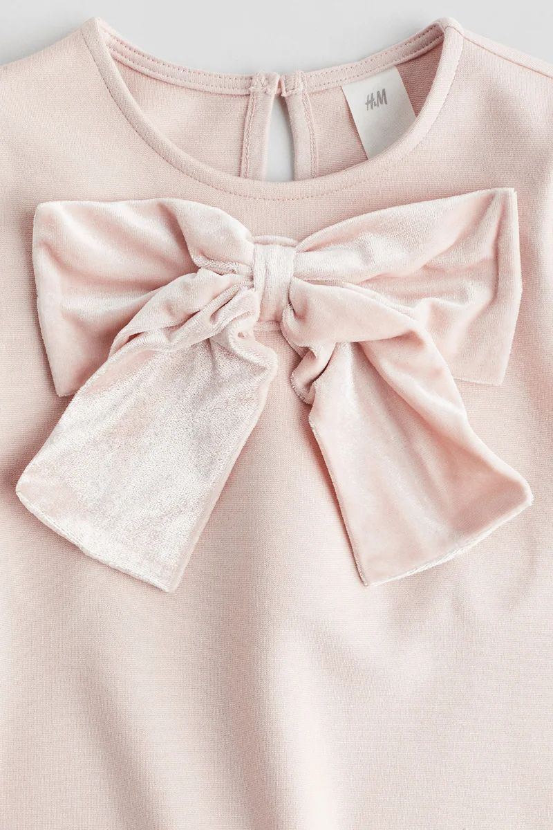 اتش اند ام فستان من الجيرسيه مزيّن بفيونكة