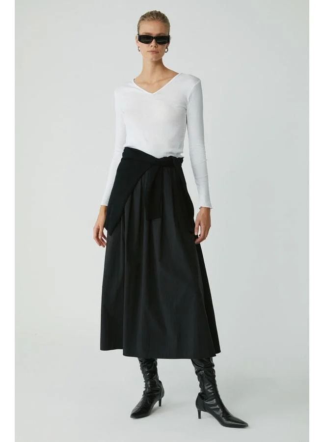 إتيكيت بلوزة بيضاء أساسية بلا أكمام بياقة V من قطن بتصميم عادي ومقاس قياسي للنساء من Gıllıs.