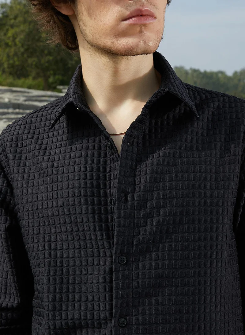 كامبوس سوترا Men's Midnight Black Quad-Tactile Oversized Shirt