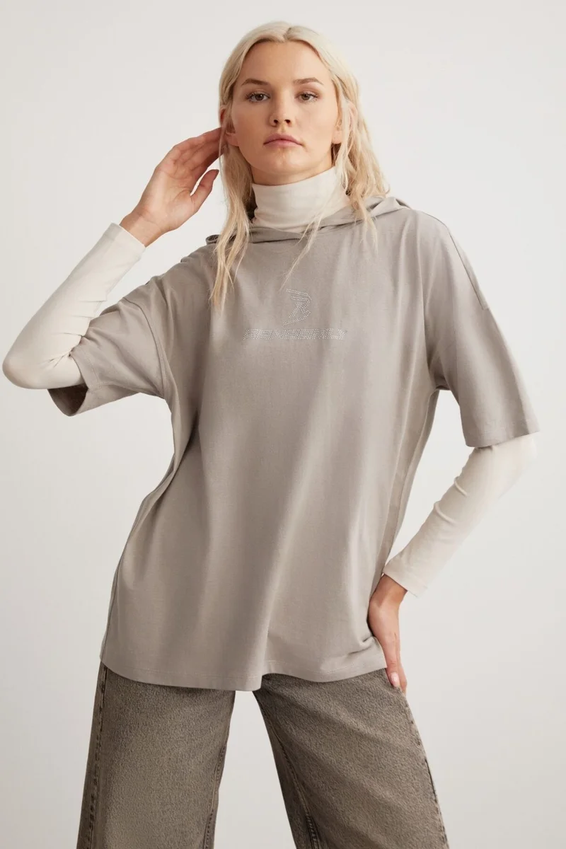 جريميلانج Nixie Women's 100% Organic Relaxed Cotton Stone Embroidered Hooded Short Sleeve Gray T-shirt