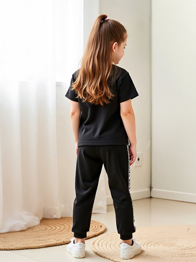 تايك تو طقم ولادي قطعتين: تيشيرت بأكمام قصيرة بطبعة جرافيك وبنطلون جوجر - Image 4