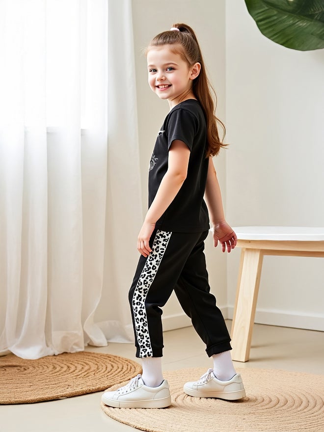 تايك تو طقم ولادي قطعتين: تيشيرت بأكمام قصيرة بطبعة جرافيك وبنطلون جوجر - Image 2