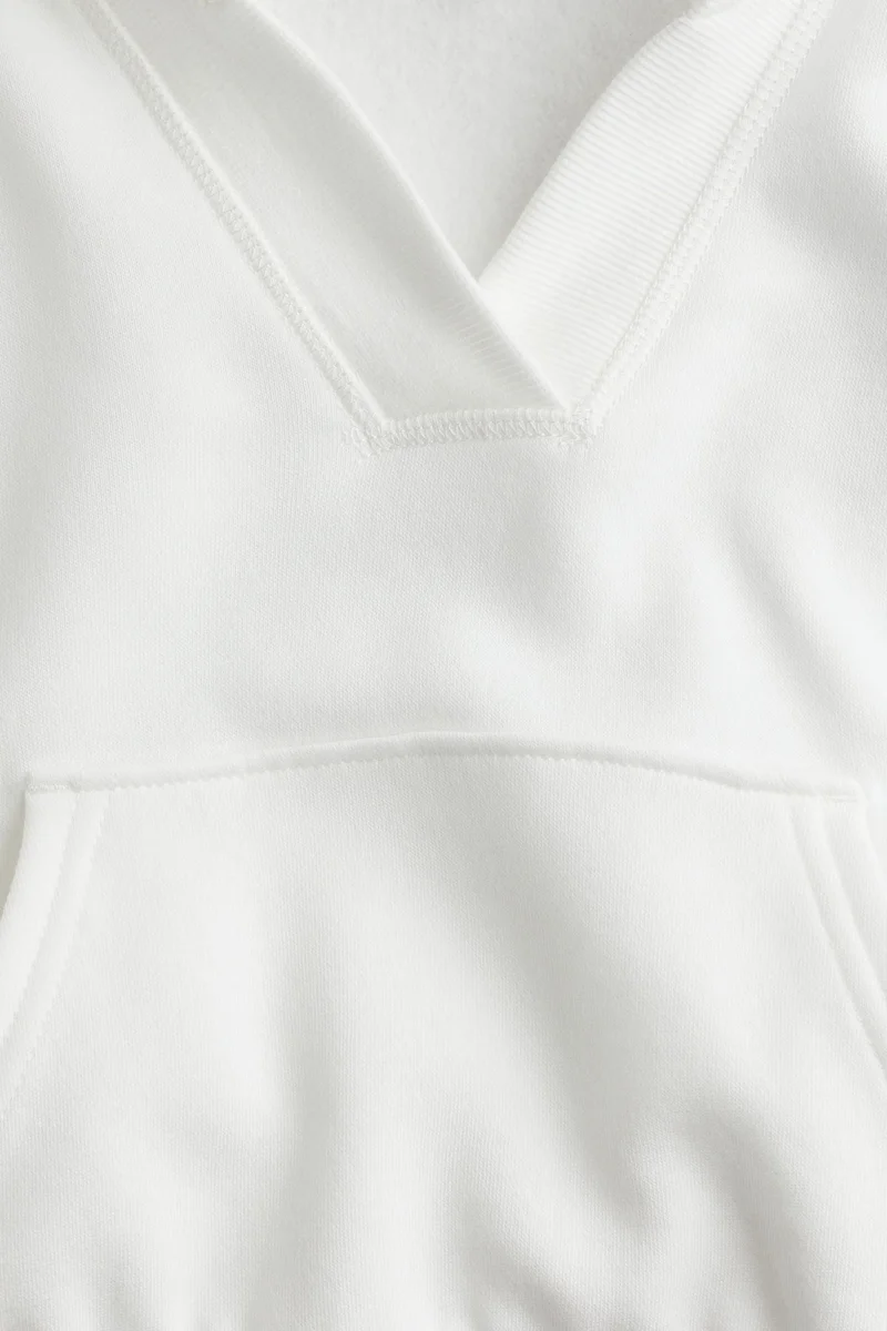 اتش اند ام هودي برقبة على شكل حرف