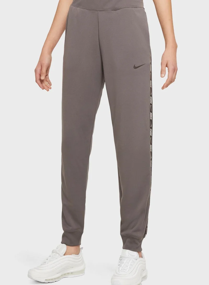 نايكي بنطال رياضي بجيوب جانبية