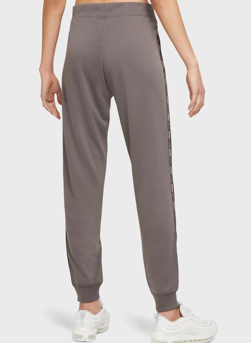 نايكي بنطال رياضي بجيوب جانبية