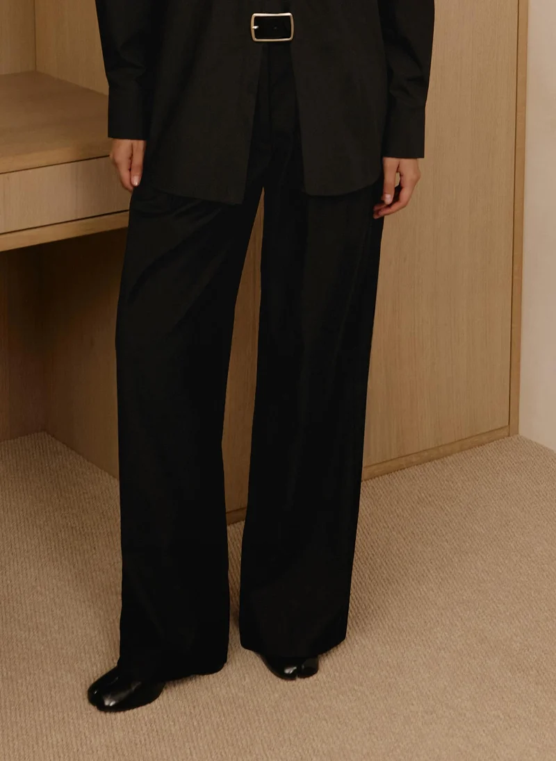 Lichi Loose trousers with waist pleats and eco-leather belt