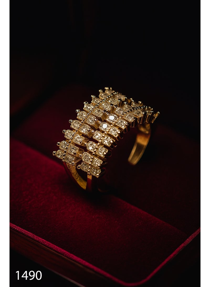 ثري دايموندز خاتم عريض مطلي دهب عيار 18 بفصوص ميكرو زركون متعددة – فري سايز فاخر للمناسبات - Image 1