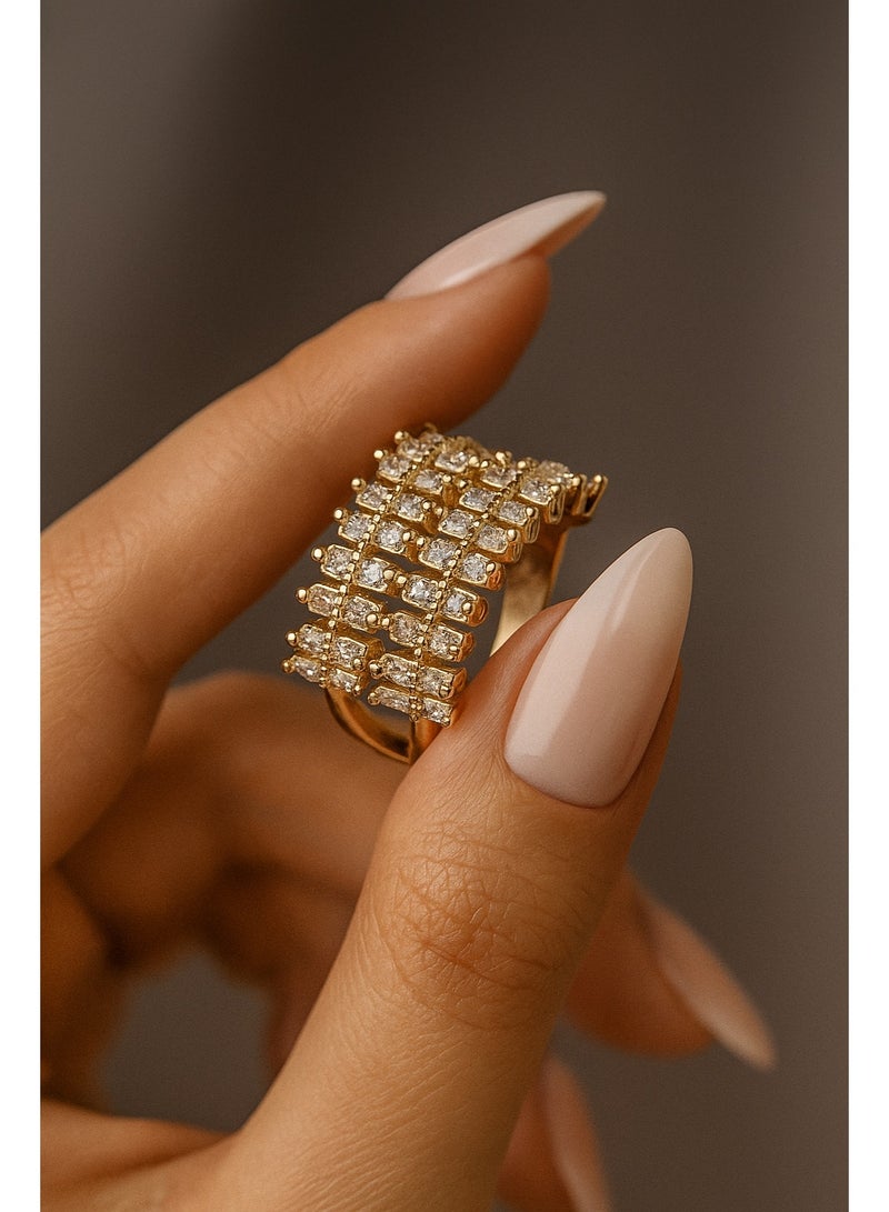 ثري دايموندز خاتم عريض مطلي دهب عيار 18 بفصوص ميكرو زركون متعددة – فري سايز فاخر للمناسبات - Image 2