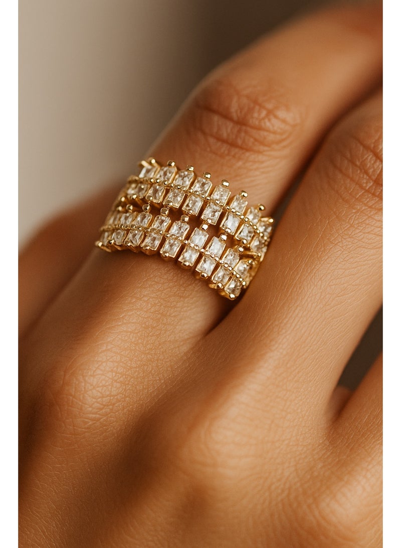 ثري دايموندز خاتم عريض مطلي دهب عيار 18 بفصوص ميكرو زركون متعددة – فري سايز فاخر للمناسبات - Image 3