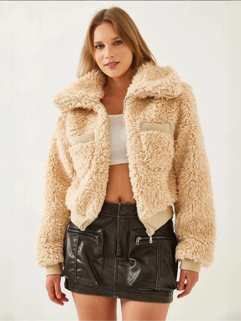 بيانكو لوتشي معطف قصير من الفرو الصناعي بنقشة بارزة من لوتشي بياقة بسحاب