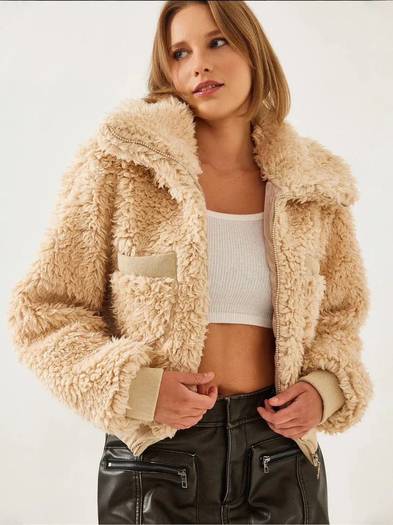 بيانكو لوتشي معطف قصير من الفرو الصناعي بنقشة بارزة من لوتشي بياقة بسحاب