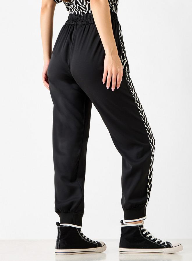 تواكستريمز بنطلون رياضي مزيّن بفراشة بخصر متوسط الارتفاع وجيوب من توإكستريمز - Image 3