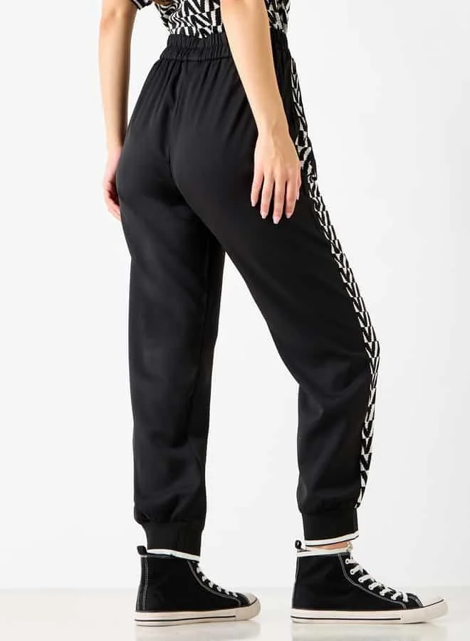 2Xtremz 2Xtremz Butterfly Embellished Mid-Rise Joggers with Pockets