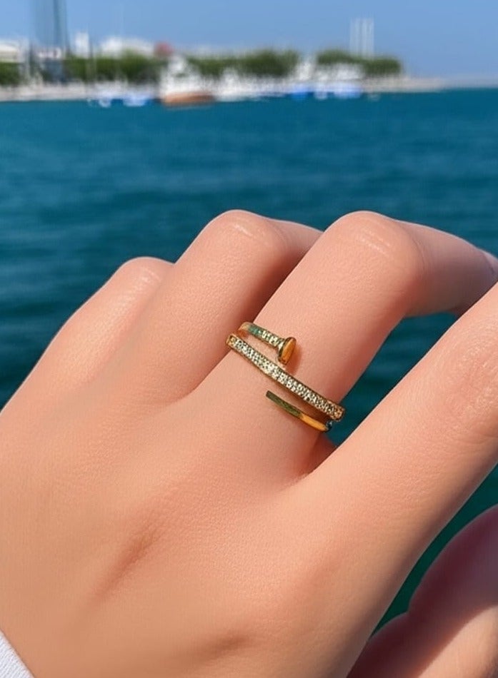 "خاتم أنيق مستوحى  من شكل المسمار -  يجسد التوازن بين  القوة والنعومة.   تصميمه العصري  يلفت الأنظار  ويمنحك إطلالة فريدة." - Image 5