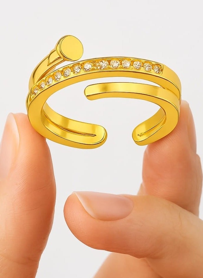 "خاتم أنيق مستوحى  من شكل المسمار -  يجسد التوازن بين  القوة والنعومة.   تصميمه العصري  يلفت الأنظار  ويمنحك إطلالة فريدة." - Image 3