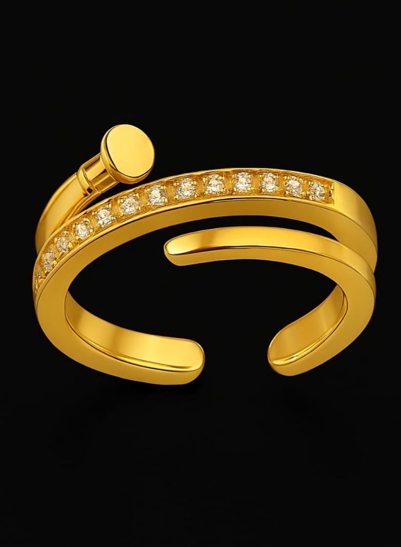 "خاتم أنيق مستوحى  من شكل المسمار -  يجسد التوازن بين  القوة والنعومة.   تصميمه العصري  يلفت الأنظار  ويمنحك إطلالة فريدة." - Image 4