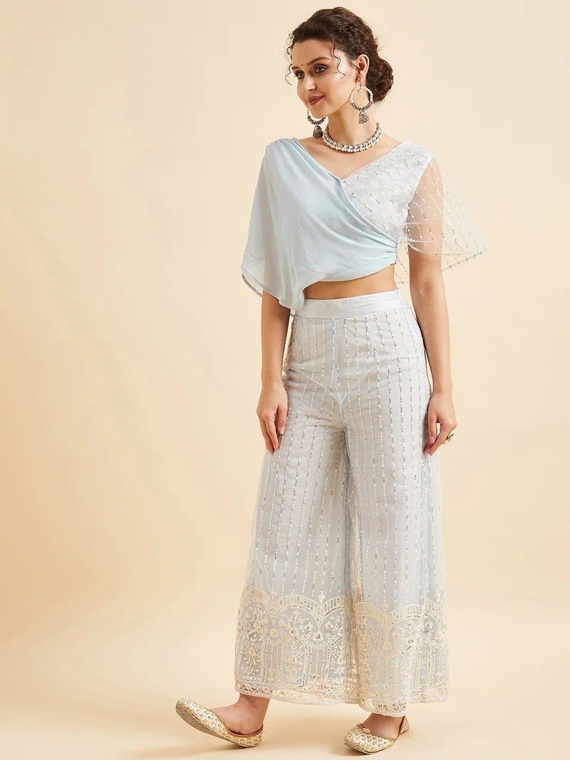 بانيت طقم متناسق (Co-ord Set) بلوزة قصيرة مطرَّزة من قماش الشبك (Net) مع بنطلون بالازو