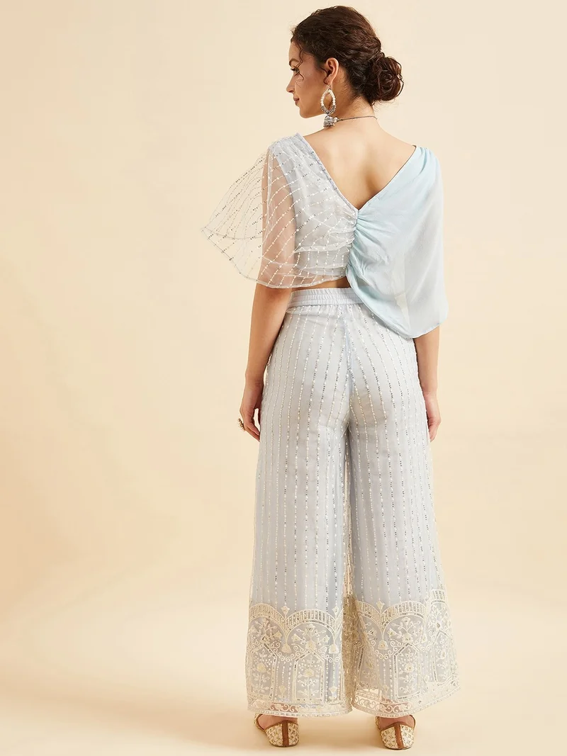 بانيت طقم متناسق (Co-ord Set) بلوزة قصيرة مطرَّزة من قماش الشبك (Net) مع بنطلون بالازو