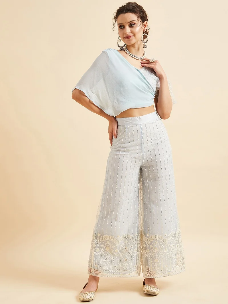 بانيت طقم متناسق (Co-ord Set) بلوزة قصيرة مطرَّزة من قماش الشبك (Net) مع بنطلون بالازو