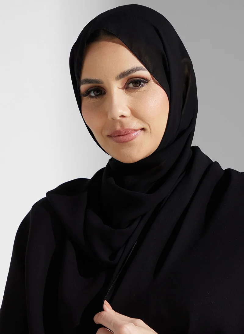 هيا كلوزيت عباية مطرزة بالدانتيل