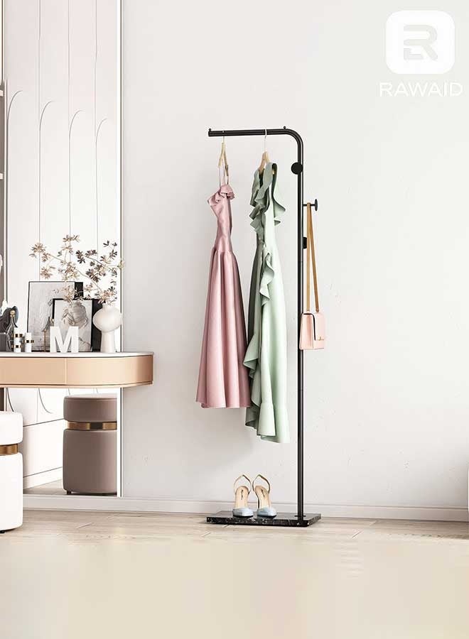 رَوَائِد حامل ملابس أسود قائم بذاته من المعدن، مزوّد بقضيب و3 خطافات، حامل ملابس عصري بقاعدة رخامية، تصميم على شكل حرف L، مناسب للمدخل وغرفة النوم وغرفة المعيشة والمكتب.  Research modern L-shaped clothes racks 多花几分钟，获取更佳结果 - Image 1