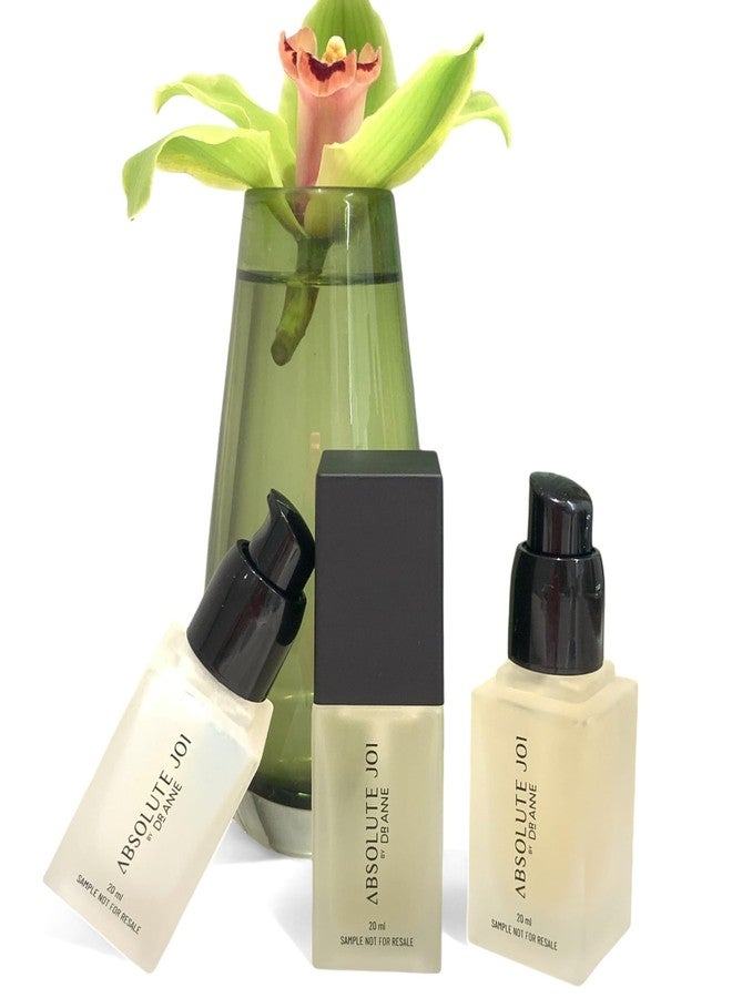 أبسلوتجوي مجموعة التنظيف المزدوج من AbsoluteJOI في عبوات بحجم مناسب للسفر (20 مل) متوافقة مع معايير إدارة أمن النقل الأمريكية. تتضمن ثلاثة منتجات: زيت مزيل للمكياج، غسول رغوي للوجه، وتونر للوجه بخلاصة الصبار. - Image 3