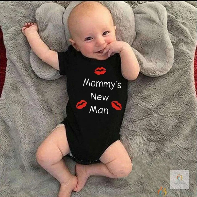 Matching Family Outfits Funny Baby Bodysuit “Mommy’s New Man” – Cute Infant Cotton Romper with Lip Print, Short Sleeve Newborn Outfit, Unisex Baby Clothes, Perfect Baby Shower Gift for Boys (BLACK)
