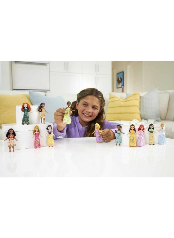 Disney Frozen Elsa Small Doll, Mini Princess Fashion Doll with Signature Outfit and Movie Inspired Accessories for Kids Age 3+ - Image 5