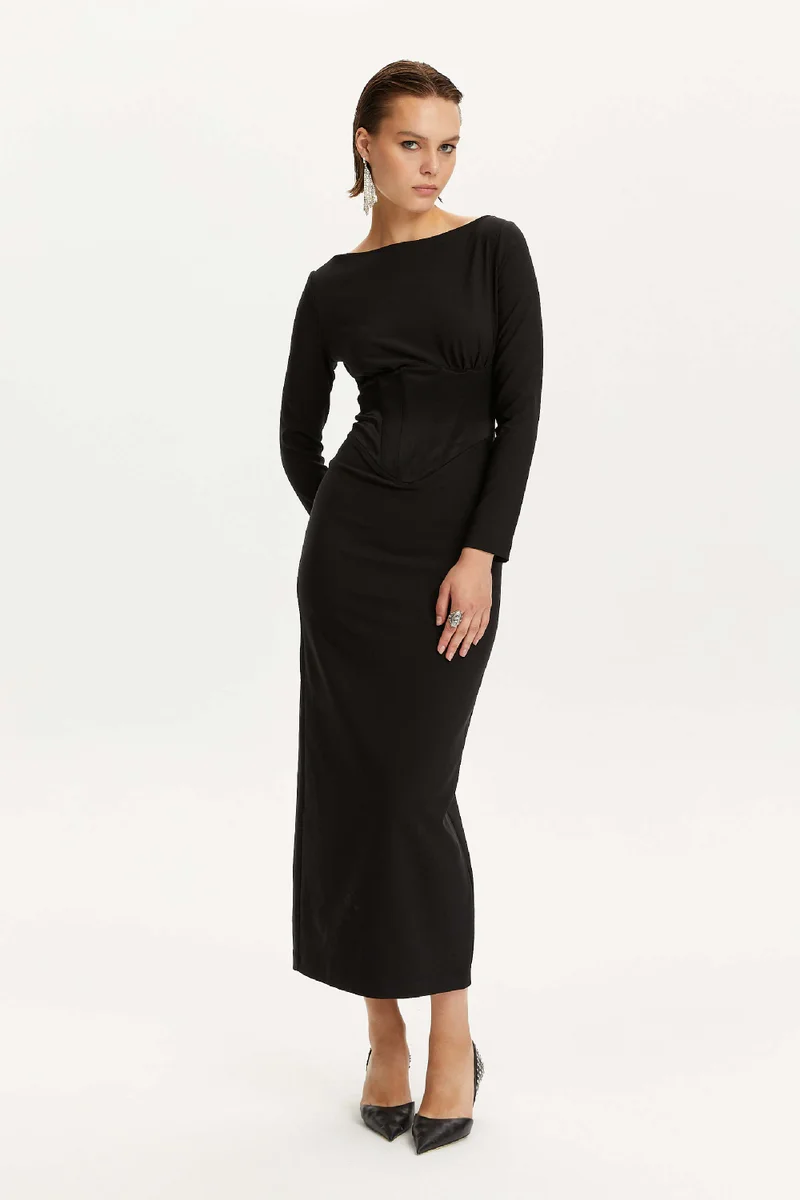 نوكتورن فستان ساتان بتصميم كورسييه