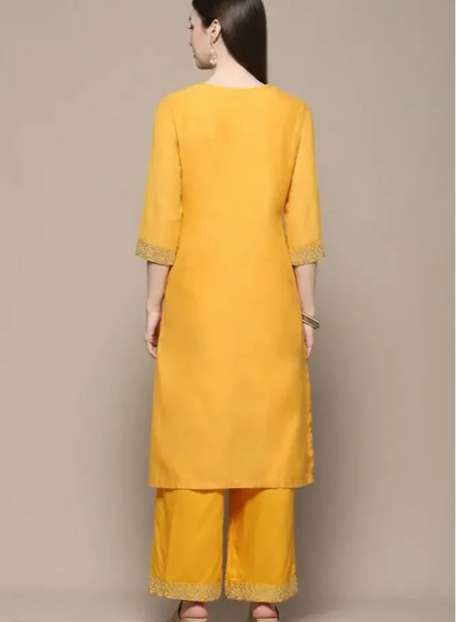 بيبا طقم من بنطال وكورتي مطرز