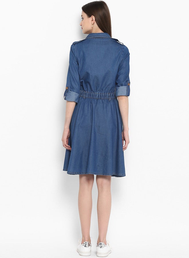 StyleStone فستان دنيم أزرق من ستايل ستون للنساء بتصميم ملفوف مع ياقة قميص وأكمام ثلاثة أرباع - Image 4