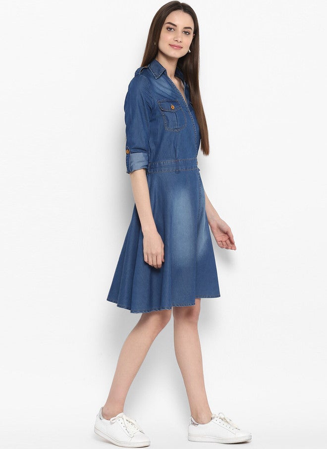 StyleStone فستان دنيم أزرق من ستايل ستون للنساء بتصميم ملفوف مع ياقة قميص وأكمام ثلاثة أرباع - Image 3