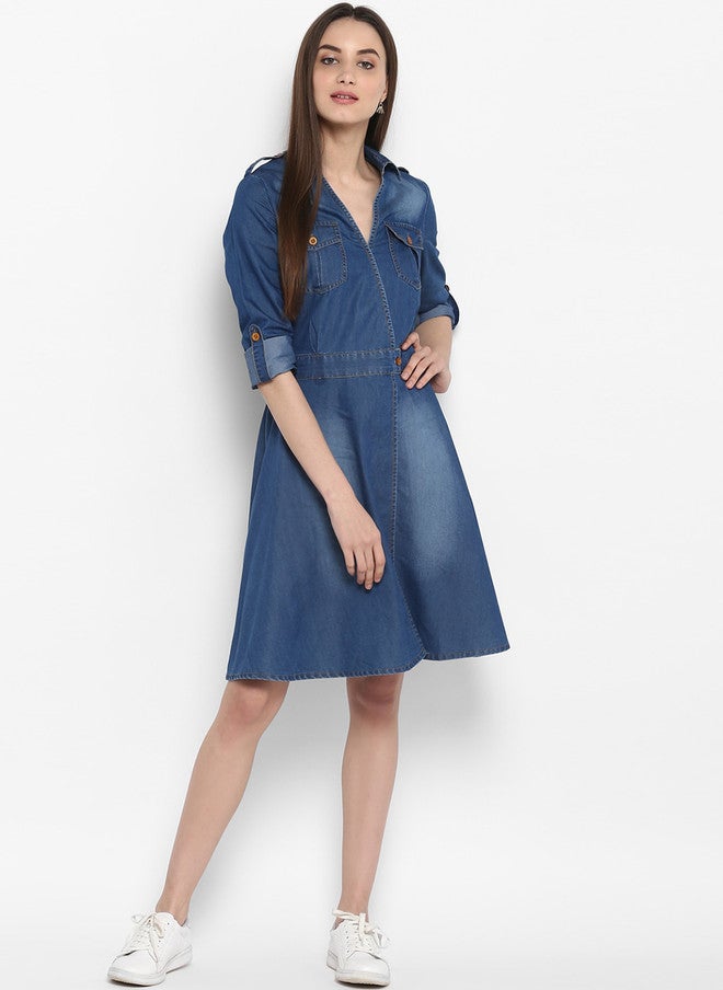 StyleStone فستان دنيم أزرق من ستايل ستون للنساء بتصميم ملفوف مع ياقة قميص وأكمام ثلاثة أرباع - Image 1