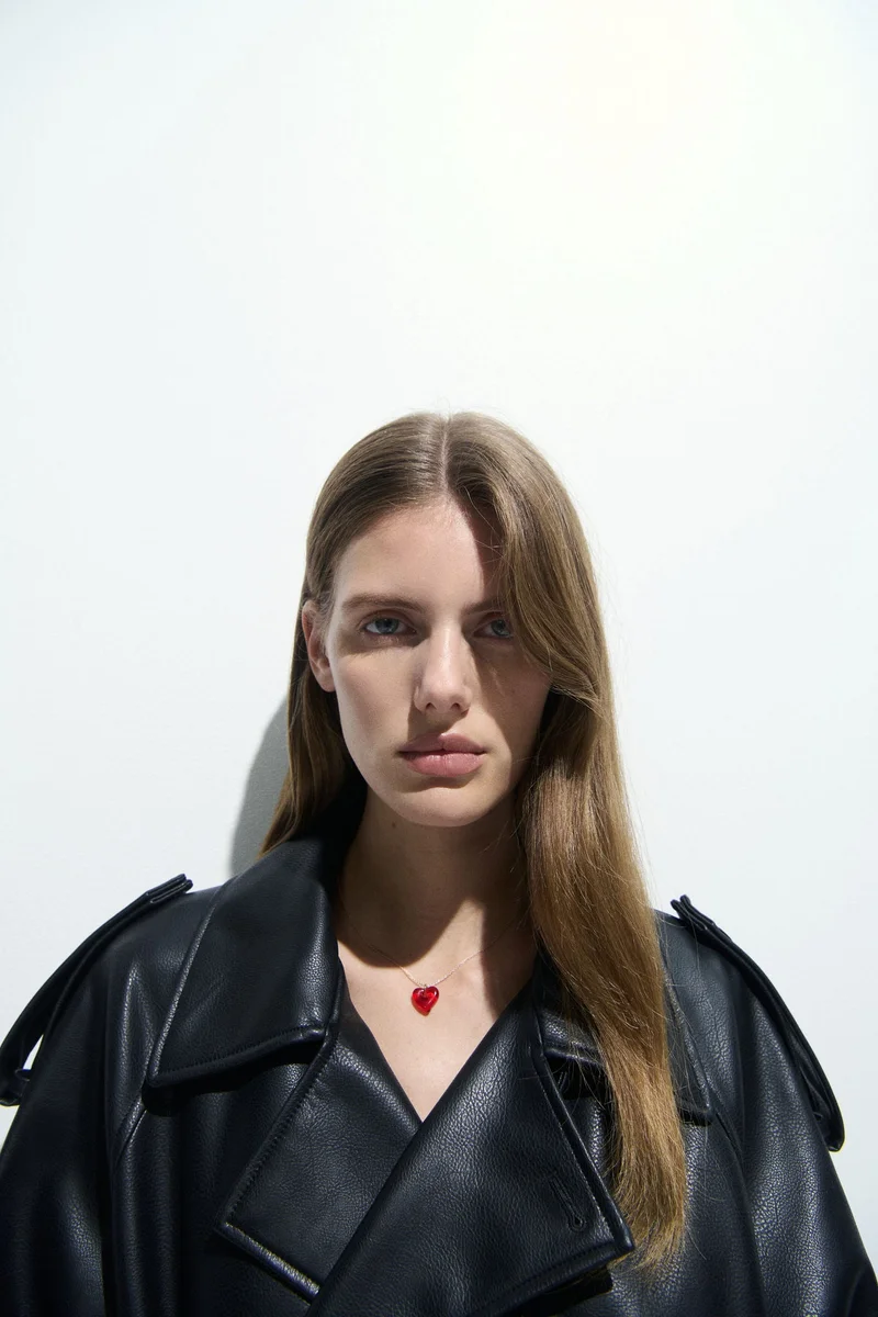 اتش اند ام قلادة مزيّنة بحلية على شكل قلب