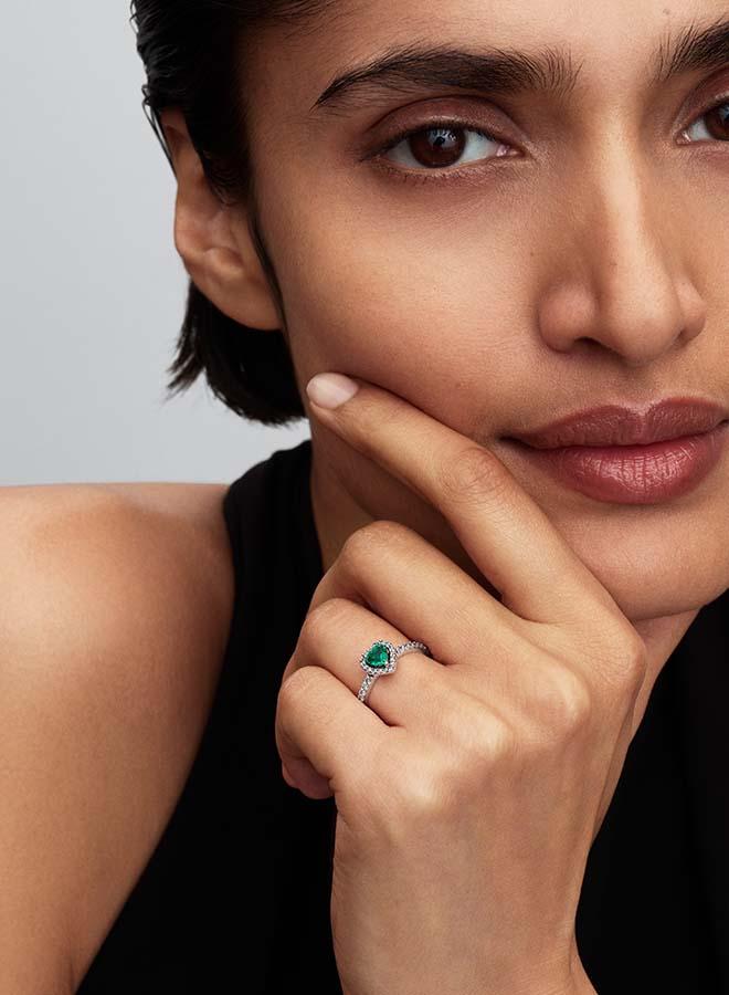 PANDORA Elevated Royal Green Heart Ring - Image 3