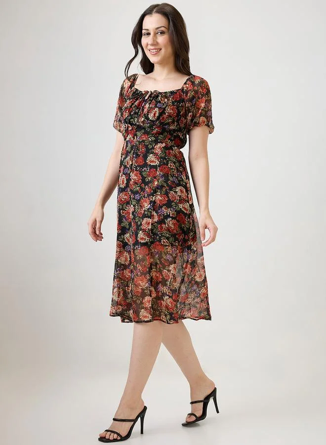 جلو باص فستان ميدي بطبعة زهور بياقة مربعة وشق جانبي