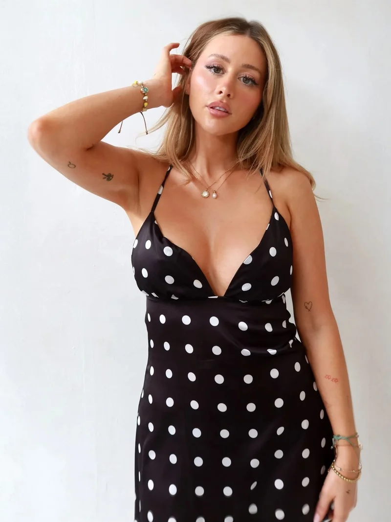 زوبعة فستان قصير بياقة على شكل حرف  وطبعات منقطة من إميلي