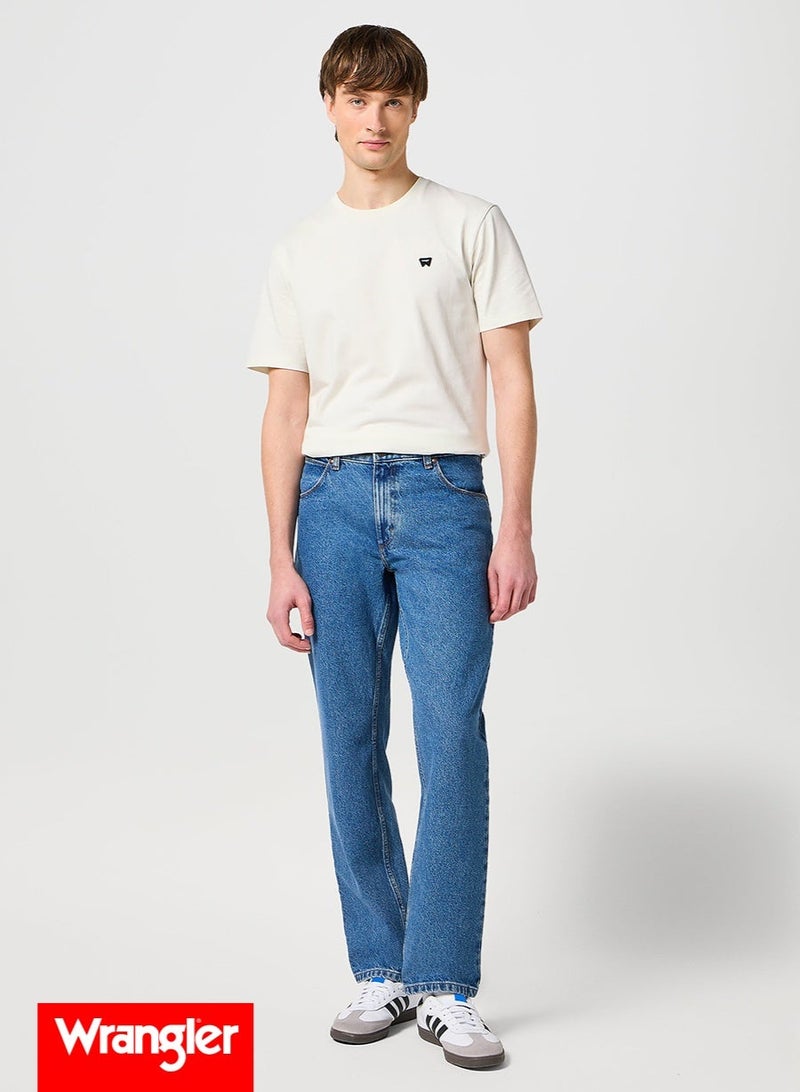 رانجلر بنطلون جينز رجالي من رانجلر بقصة مستقيمة ولون أزرق متوسط ​​- قصة عادية، خصر متوسط ​​الارتفاع، أرجل مستقيمة، 5 جيوب، غسيل حجري كلاسيكي متوسط. - Image 1