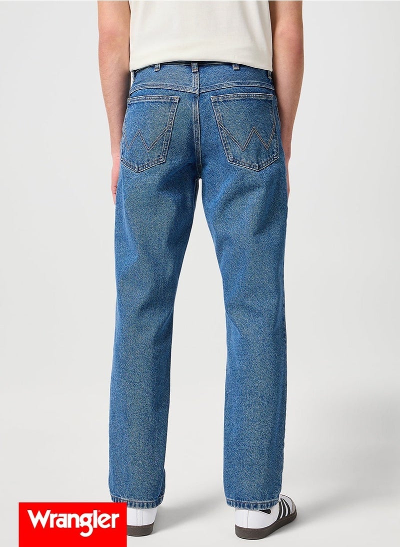 رانجلر بنطلون جينز رجالي من رانجلر بقصة مستقيمة ولون أزرق متوسط ​​- قصة عادية، خصر متوسط ​​الارتفاع، أرجل مستقيمة، 5 جيوب، غسيل حجري كلاسيكي متوسط. - Image 4
