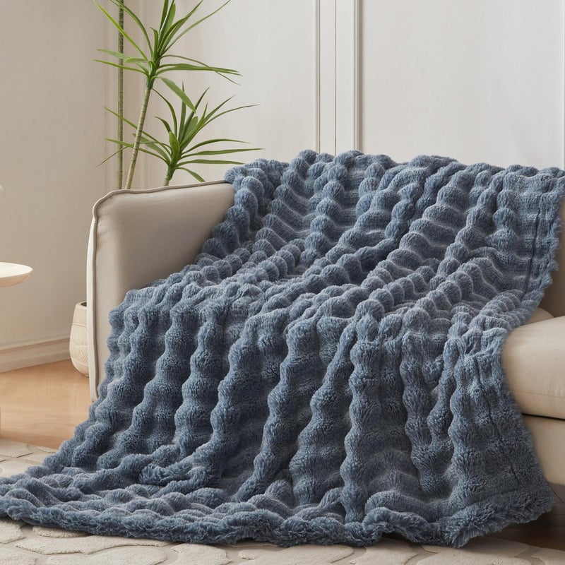 Coova Faux Rabbit Fur & Flannel رمي بطانية 50 × 60 بوصة - بطانية ناعمة غامضة ودافئة فاخرة لجميع الفصول القابلة للتنفس ومريحة لأريكة أريكة السرير والأحواض الأزرق الداكن - Image 2