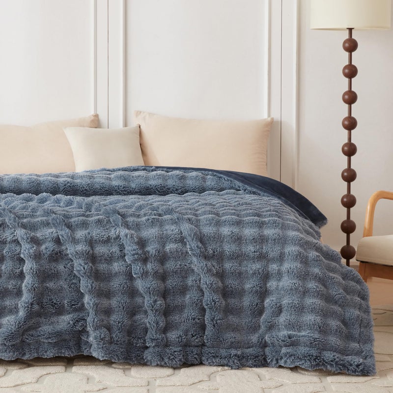 Coova Faux Rabbit Fur & Flannel رمي بطانية 50 × 60 بوصة - بطانية ناعمة غامضة ودافئة فاخرة لجميع الفصول القابلة للتنفس ومريحة لأريكة أريكة السرير والأحواض الأزرق الداكن - Image 4