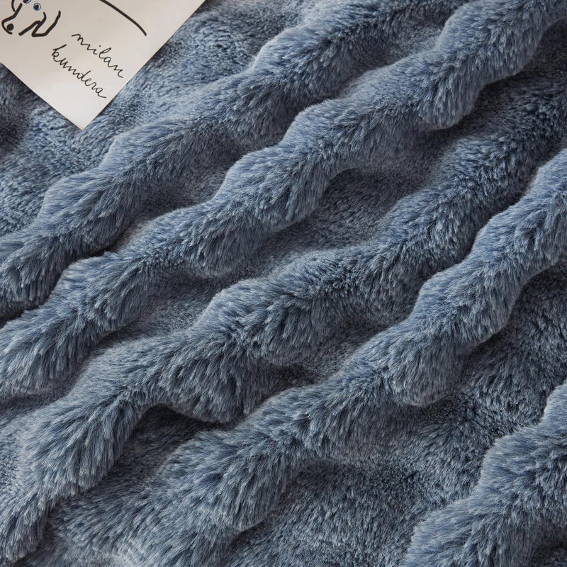 Coova Faux Rabbit Fur & Flannel رمي بطانية 50 × 60 بوصة - بطانية ناعمة غامضة ودافئة فاخرة لجميع الفصول القابلة للتنفس ومريحة لأريكة أريكة السرير والأحواض الأزرق الداكن - Image 5