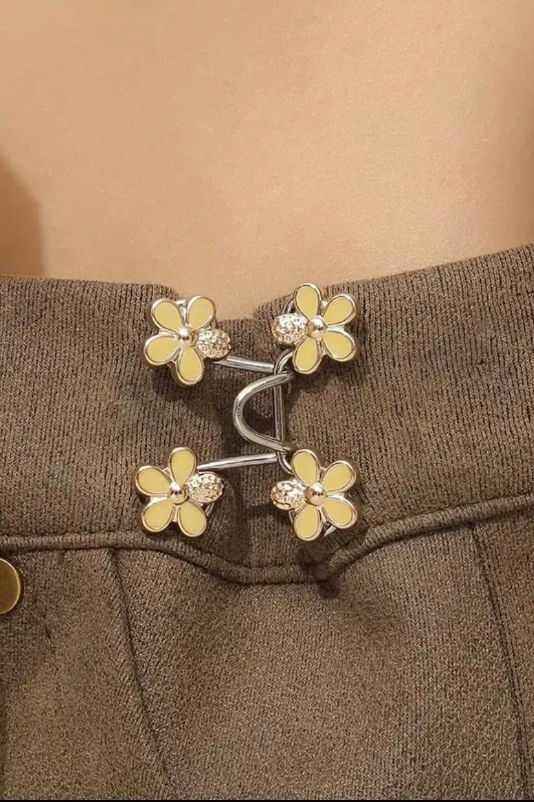 A Pair of Women'S White Floral Metal Fashion Decorative Waist Buttons, Adjustable And Removable, Perfect for Summer to Prevent Wardrobe Malfunctions, Suitable for Casual Wear And Gift Giving. - Image 3