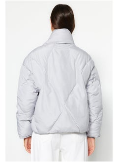 trendyol معطف مبطن رمادي كبير الحجم وطارد للماء وقابل للنفخ TWOAW24MO00146  - Image 5