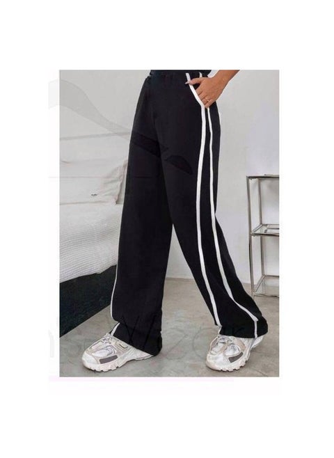 Modern joggers with a taut waist in contrasting tones with distinctive side stripes and pockets at the waist
